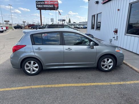 Used 2010 Nissan Versa Hatchback w/ Premium Pkg FWD image 9