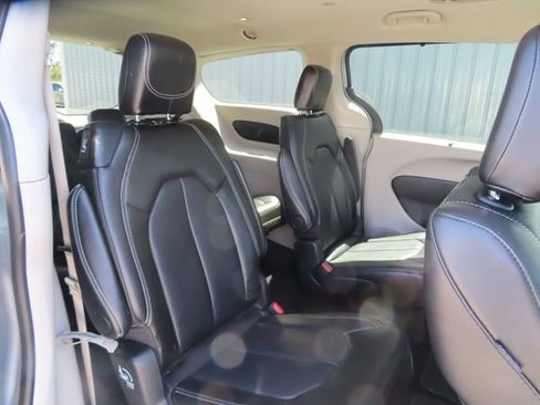 Used 2024 Chrysler Pacifica Touring-L FWD image 29