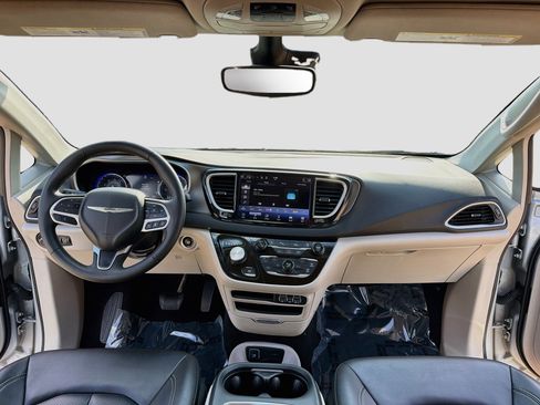 Used 2024 Chrysler Pacifica Touring-L FWD image 9