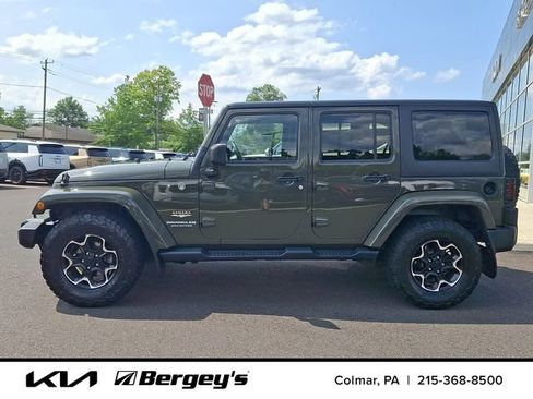 Used 2015 Jeep Wrangler Unlimited Sahara w/ Connectivity Group AWD/4WD image 9