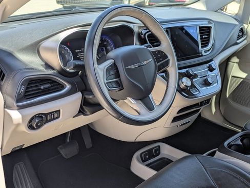 Used 2017 Chrysler Pacifica Limited FWD image 10