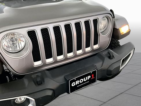 Used 2018 Jeep Wrangler Unlimited Sahara AWD/4WD image 30