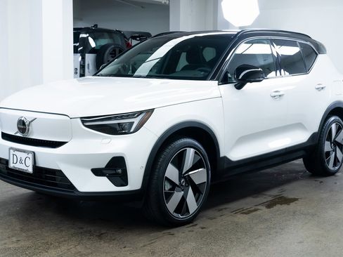 Used 2023 Volvo XC40 Recharge Ultimate image 3