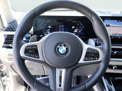 Used 2025 BMW X7 M60i AWD/4WD image 33