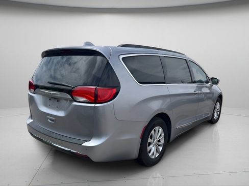 Used 2017 Chrysler Pacifica Touring-L FWD image 5