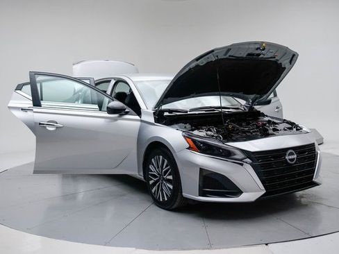 Used 2024 Nissan Altima 2.5 SV image 19