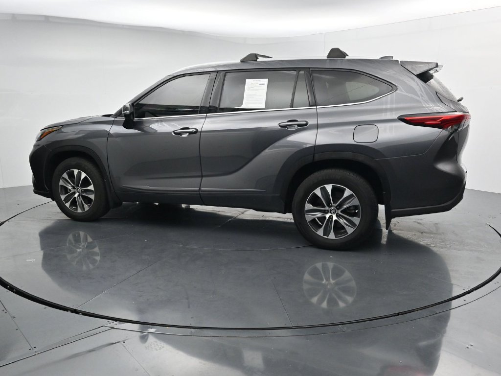 Used 2022 Toyota Highlander XLE AWD/4WD image 5