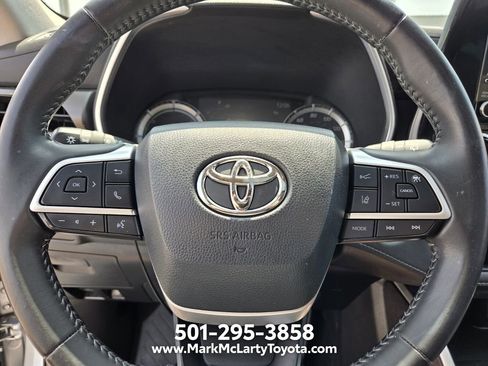 Used 2022 Toyota Highlander XLE AWD/4WD image 23