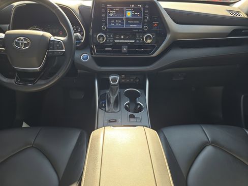 Used 2021 Toyota Highlander XLE image 17