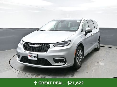 Used 2023 Chrysler Pacifica Touring-L FWD image 7