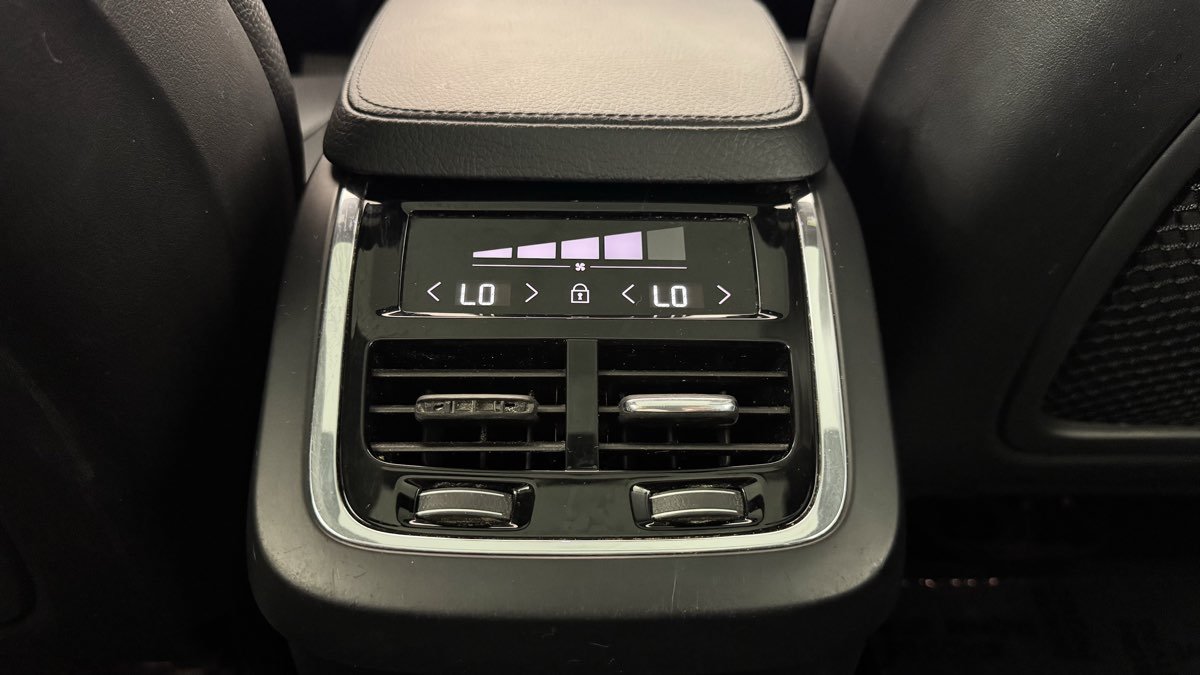 Used 2018 Volvo XC90 T6 Momentum w/ Convenience Package AWD/4WD image 39