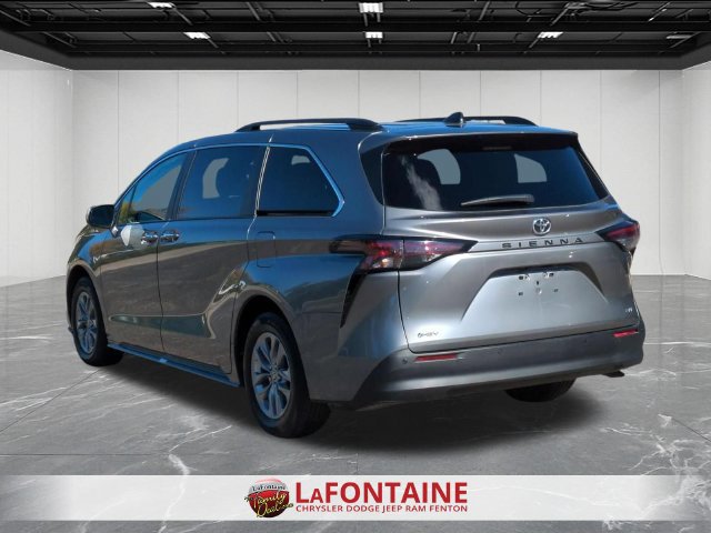 Used 2026 Toyota Sienna XLE FWD image 3
