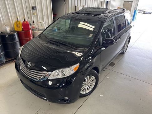 Used 2017 Toyota Sienna XLE w/ XLE Navigation Package image 38