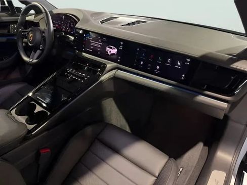 Used 2024 Porsche Panamera image 36