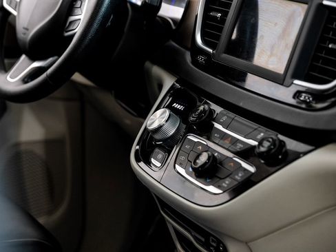 Used 2020 Chrysler Voyager Lxi image 19