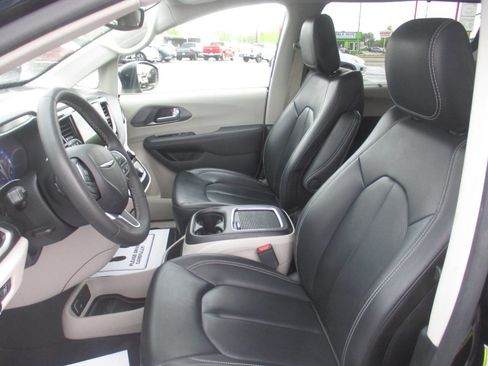 Used 2023 Chrysler Pacifica Touring-L FWD image 24