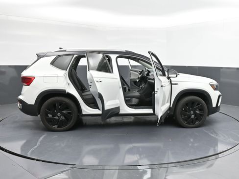 Used 2024 Volkswagen Taos SE w/ Panoramic Sunroof Package image 38