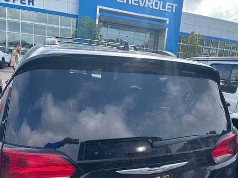 Used 2017 Chrysler Pacifica Touring-L FWD image 3