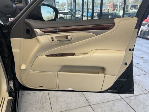 Used 2013 Lexus LS 460 AWD w/ Comfort Pkg image 13