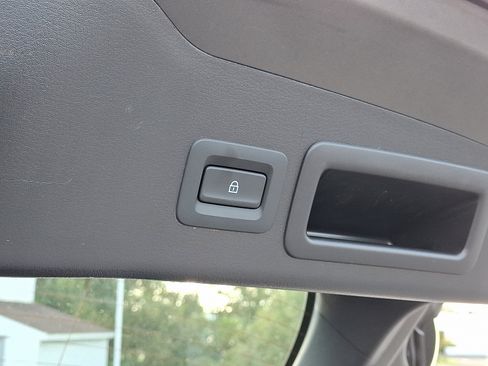 Used 2023 MAZDA MAZDA3 s image 28