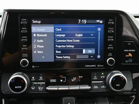 Used 2021 Toyota Highlander LE image 25