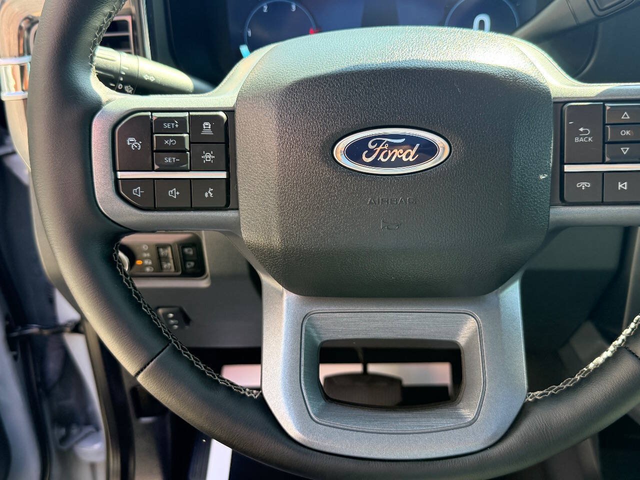 Used 2025 Ford F350 Lariat w/ Lariat Ultimate Package AWD/4WD image 28