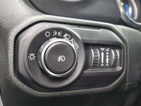Used 2018 Jeep Wrangler Unlimited Sahara image 29