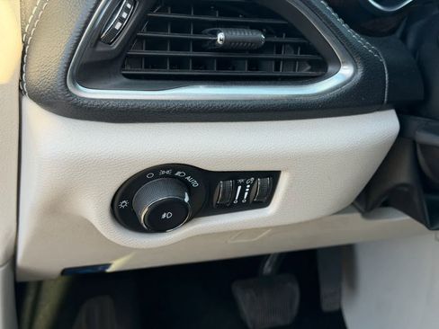 Used 2023 Chrysler Pacifica Limited image 15