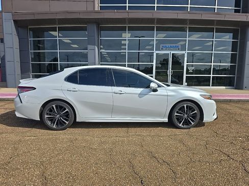 Used 2018 Toyota Camry XSE FWD image 2