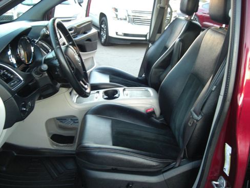 Used 2017 Dodge Grand Caravan SXT FWD image 15