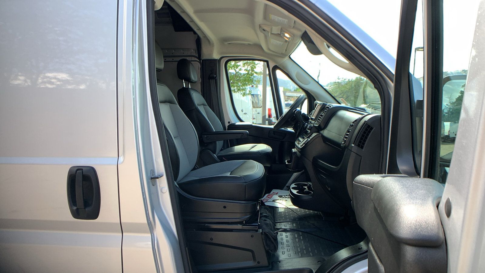 Used 2024 RAM ProMaster 2500 w/ Convenience Group FWD image 20