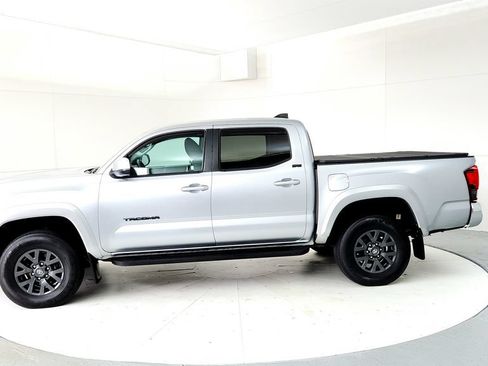 Certified 2022 Toyota Tacoma SR5 AWD/4WD image 3