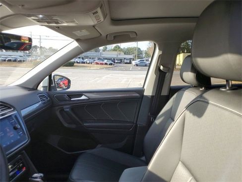 Used 2023 Volkswagen Tiguan SE w/ Panoramic Sunroof Package image 17
