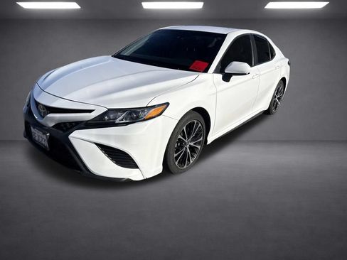 Used 2018 Toyota Camry SE FWD image 3
