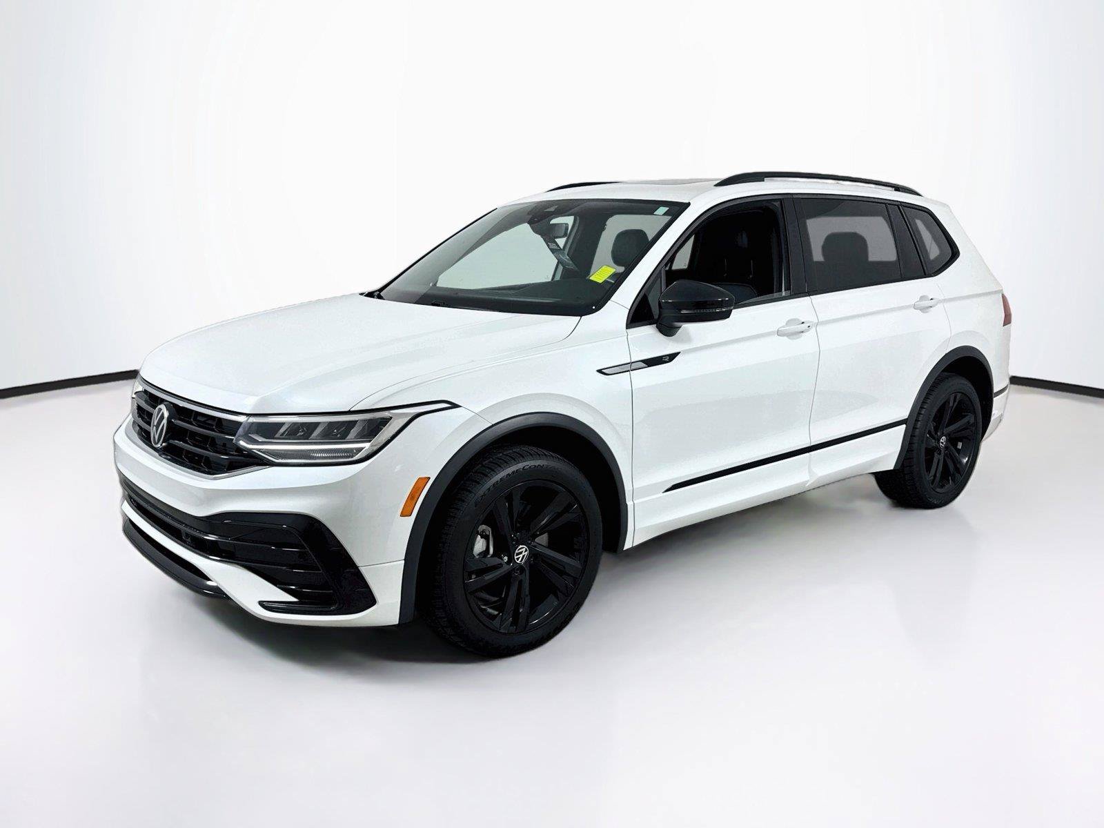 Used 2023 Volkswagen Tiguan SE R-Line FWD image 1