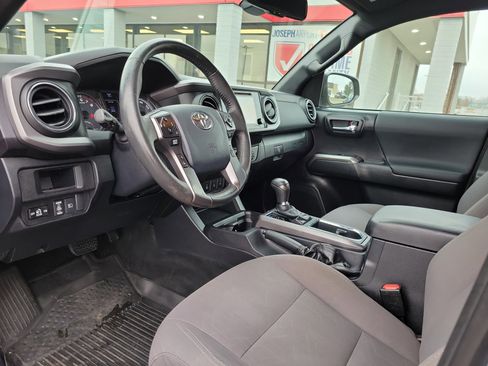 Used 2019 Toyota Tacoma TRD Off-Road w/ Technology Package image 25