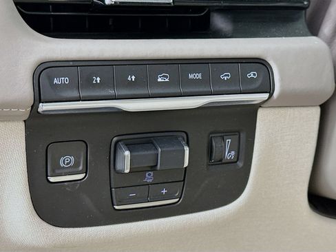 Used 2024 Cadillac Escalade Premium Luxury Platinum AWD/4WD image 10