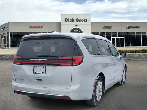 Used 2024 Chrysler Pacifica Touring-L image 5