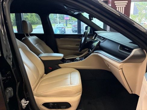 Used 2023 Jeep Grand Cherokee L Limited AWD/4WD image 32