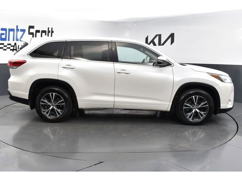 Used 2017 Toyota Highlander Plus image 6
