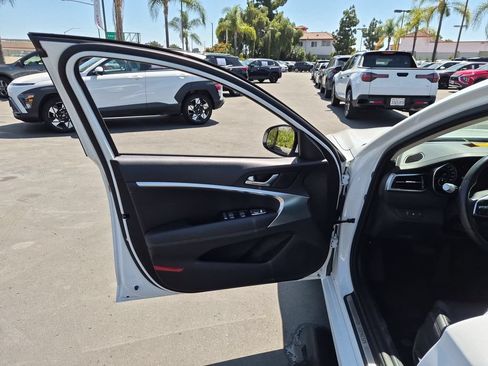 Used 2025 Genesis G70 2.5T RWD image 11