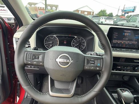 Used 2025 Nissan Rogue SV FWD image 25