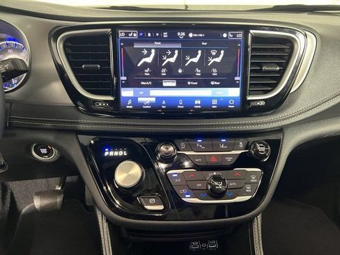 Certified 2025 Chrysler Pacifica Limited FWD image 16