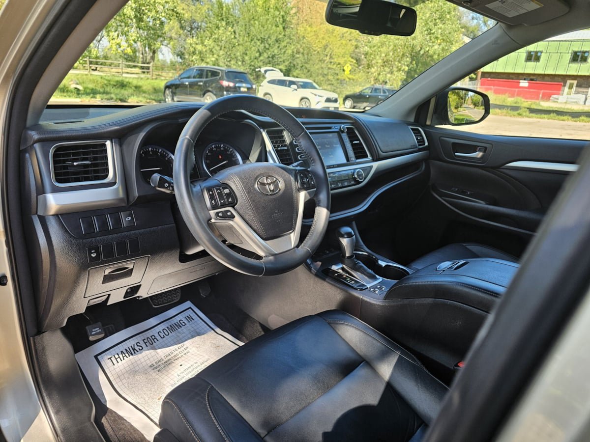 Used 2016 Toyota Highlander XLE AWD/4WD image 10