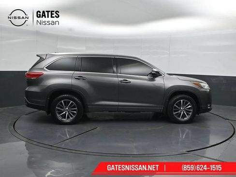 Used 2018 Toyota Highlander XLE AWD/4WD image 3