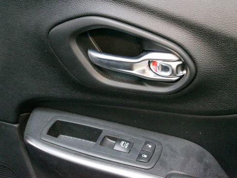 Used 2020 Jeep Cherokee Limited AWD/4WD image 9