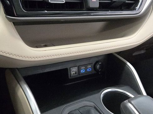 Used 2022 Toyota Highlander XLE AWD/4WD image 29