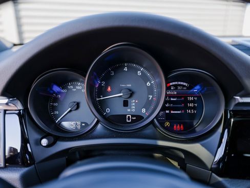 Certified 2025 Porsche Macan image 15