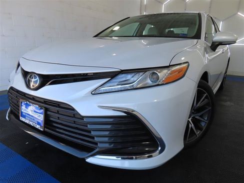 Used 2021 Toyota Camry XLE FWD image 1