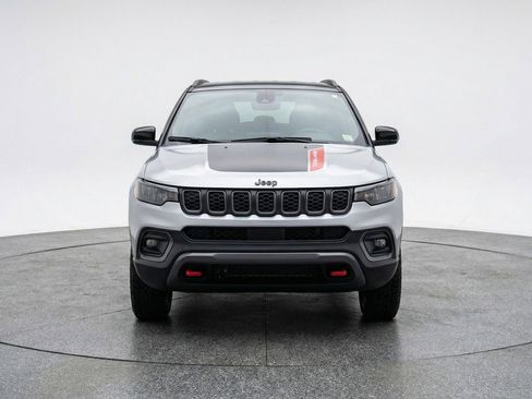 Used 2025 Jeep Compass Trailhawk AWD/4WD image 2